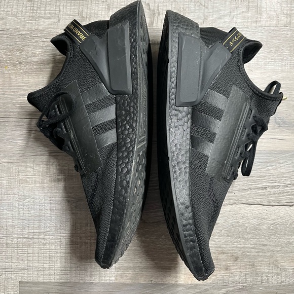 Adidas black shoe NMD R1.V2 - Picture 2 of 7